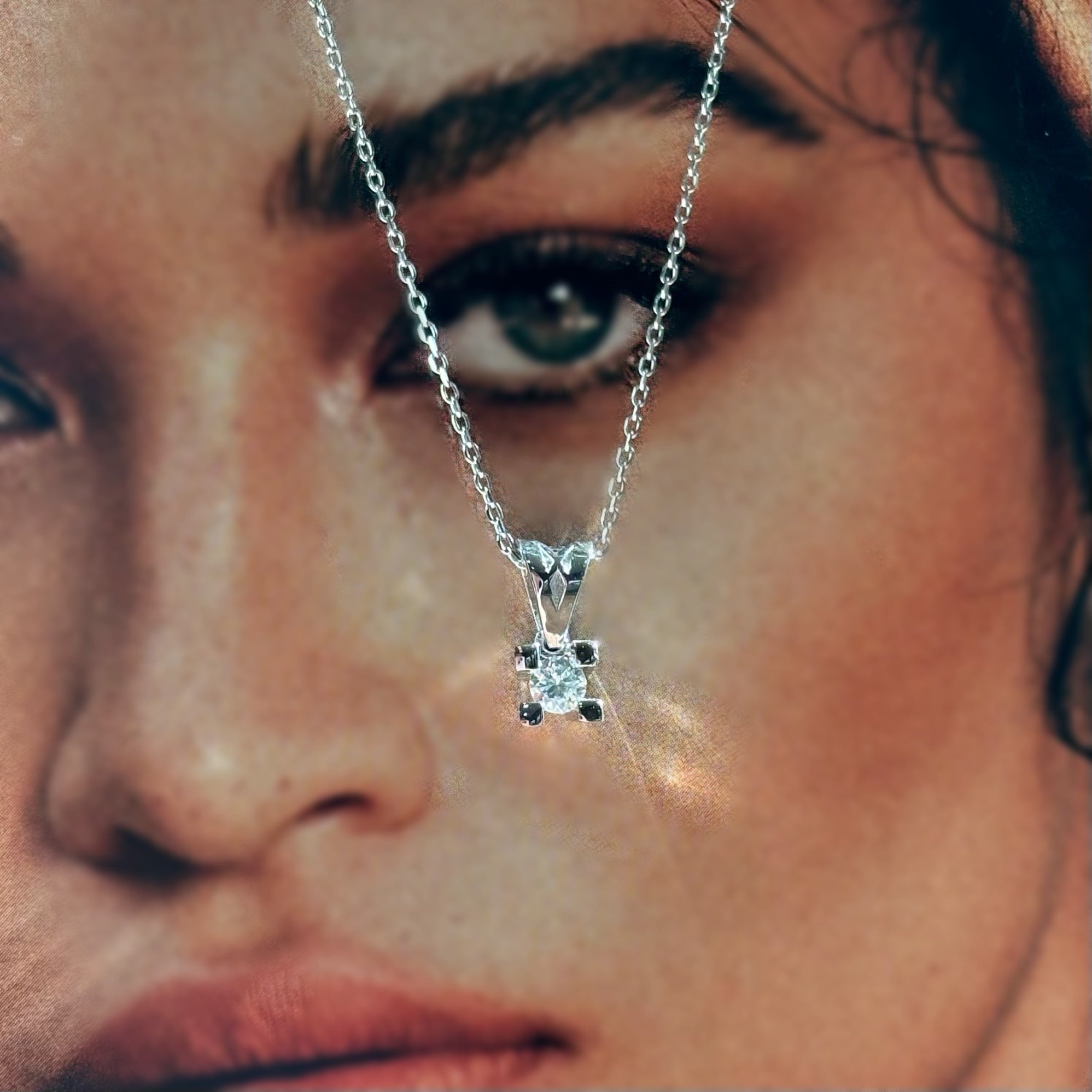 Златен гердан за жена с диамант 0.11 карата с тънка златна верижка